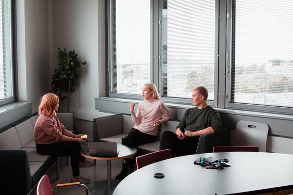 Résolution efficace des conflits professionnels : stratégies et techniques pour leaders et collaborateurs